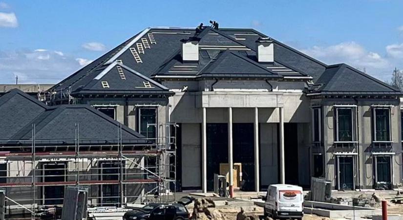 Új képek láttak napvilágot Mészáros Lőrinc gőzerővel épülő impozáns kastélyáról