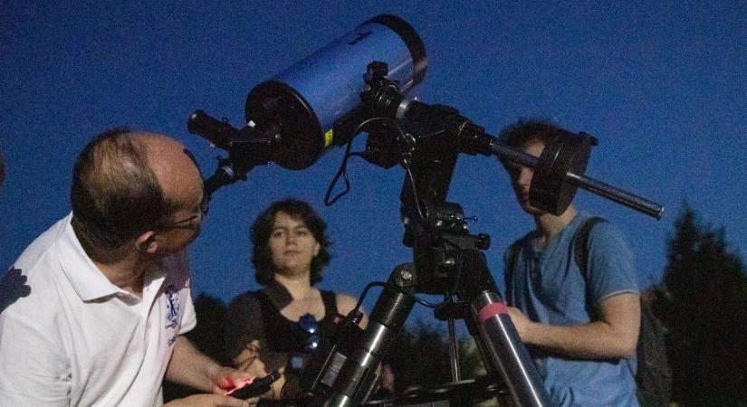 Hajnali égi színjáték: szabad szemmel is látható a tavasz új üstököse