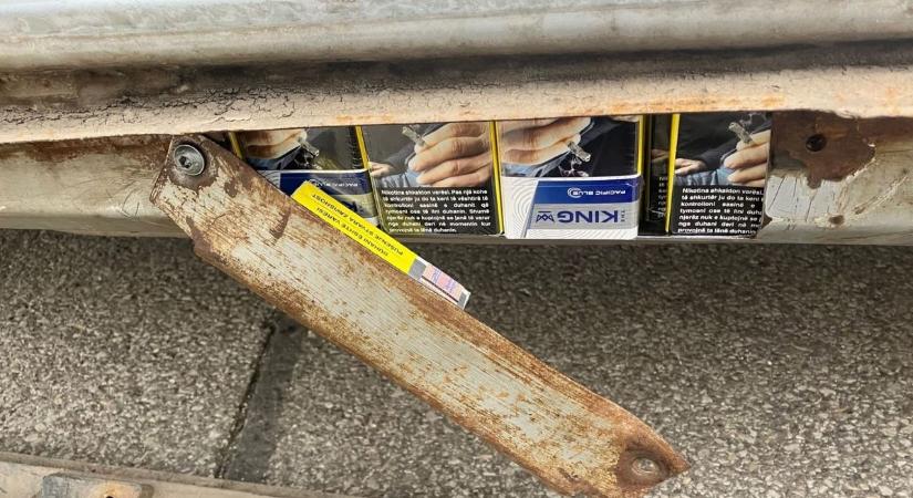 Milliós bírság vár a sofőrre: több tízezer szál cigarettát találtak egy trükkösen átalakított autóban