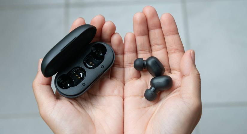 Egy idegsebész szerint komoly veszélyt rejtenek a vezeték nélküli fülhallgatók