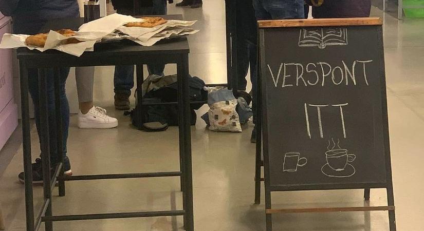 Költészet a standok között: színészek olvasnak fel a szombathelyi piacon