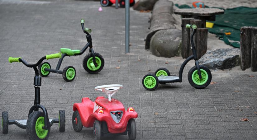 Elbocsátottak egy bölcsődei nevelőt, miután kiderült, hogy a gyerekek kezére csapott és raktárba zárta őket