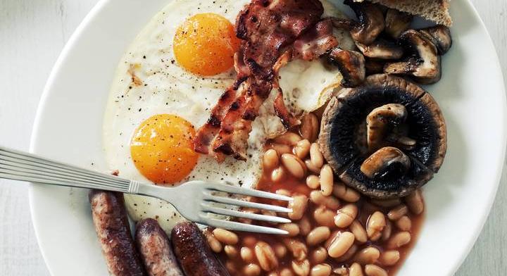 Klasszikus angol reggeli hétvégére: tojás, bacon és minden, ami belefér