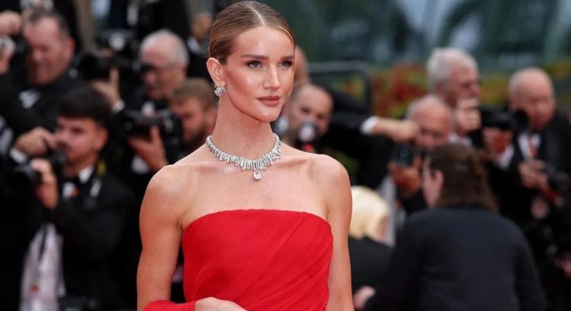 Forró fotók: zuhany alatt pózolt Rosie Huntington-Whiteley