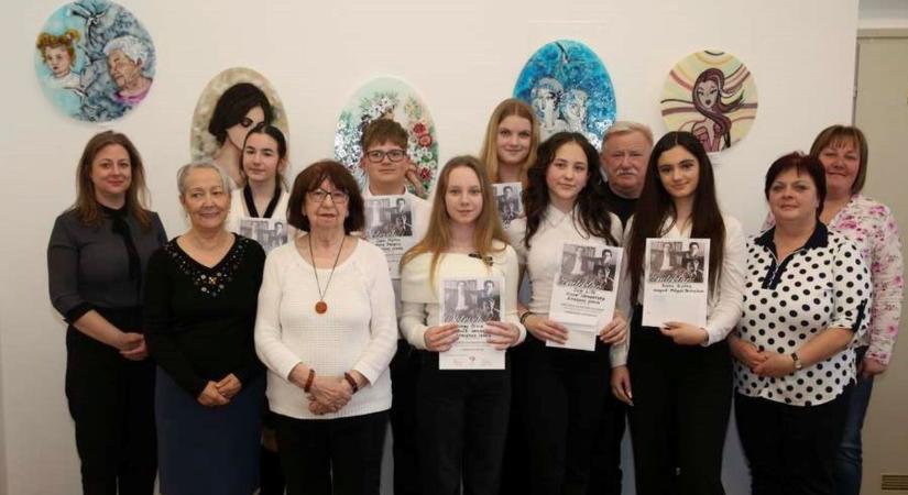 Költészet Napja: szavalatokkal és koszorúzással emlékeznek