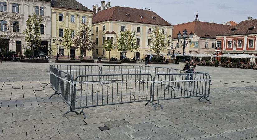 Ó jaj! Újra összetörték a Széchenyi tér burkolatát - fotók