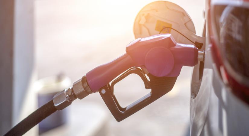 Megjött a döntés: így változna holnap a benzin ára
