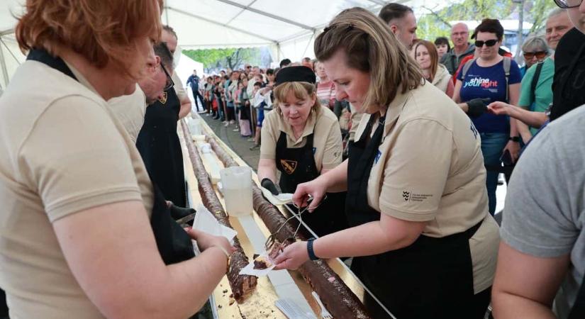 Rekord! Elkészült az ország leghosszabb kalácsa