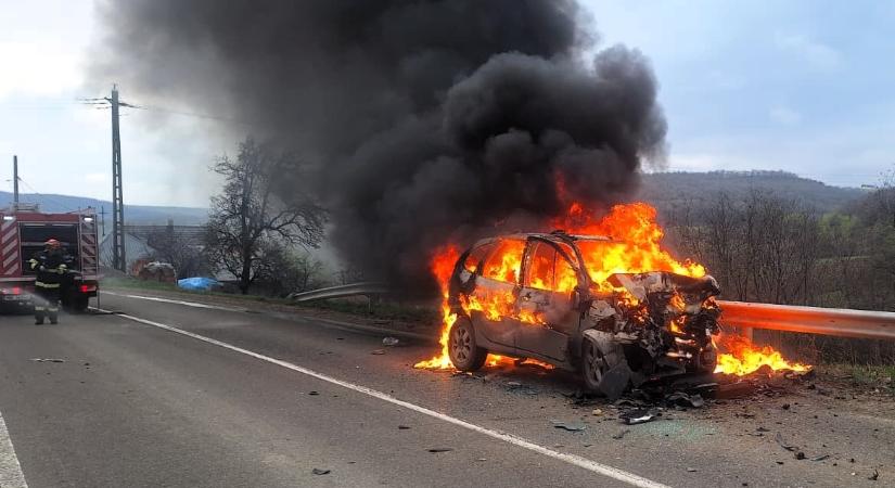 Teherautóval ütközött a személygépkocsi: kigyulladt a gázüzemű jármű