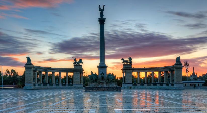 Furcsa dolgot szúrtak ki a Hősök terén a Rendszerbontó Nagykoncert előtt, sokan csak találgatják az okát