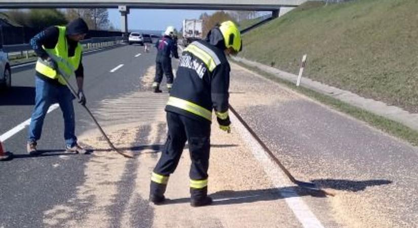 Döbbenetes jelenet az M6-ason: potyogott a rakomány menet közben!