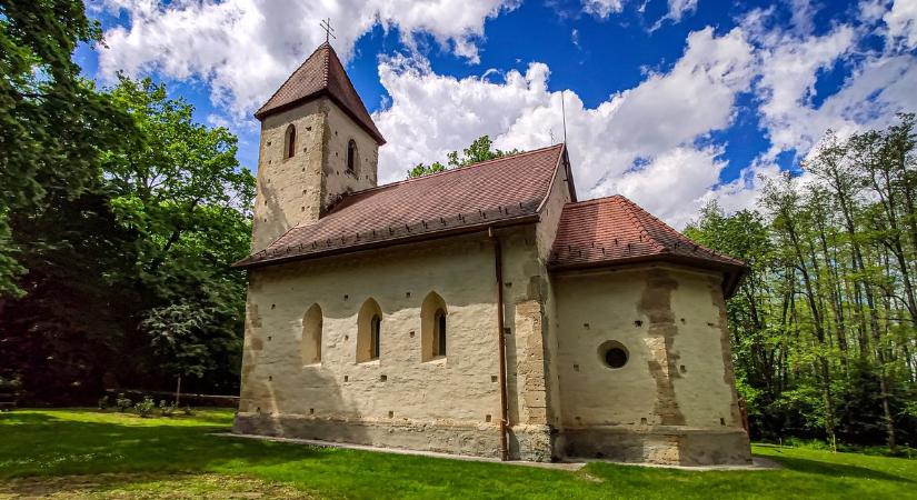 Ahol a fazekasok titkai és egy rejtőzködő templom várnak
