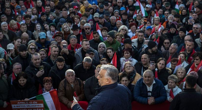Fotókon az óriási tömeg, rengetegen voltak kíváncsiak Orbán Viktorra Debrecenben – videókkal