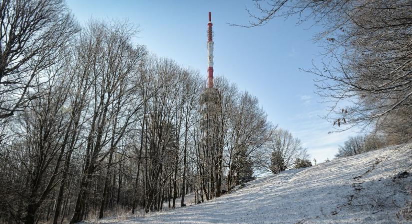 Dermesztő fotók: áprilisi hótakaró alatt a Kékestető