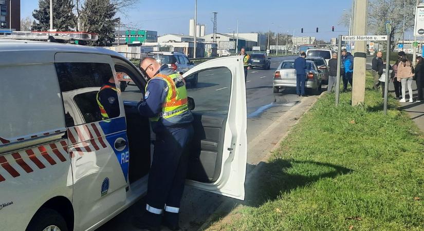 Figyelem! Baleset lassítja Nyíregyháza egyik legforgalmasabb útját! Rendőrség a helyszínen! (fotók)
