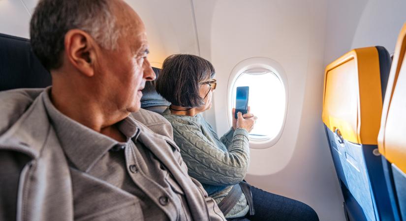 Külön kellene ültetni a 60 felettieket a repülőn? – komoly vita indult