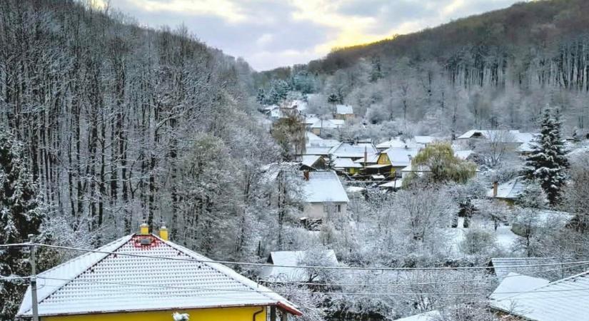 Több centiméter hó hullott a Bükkben, elképesztő képeken a behavazott táj