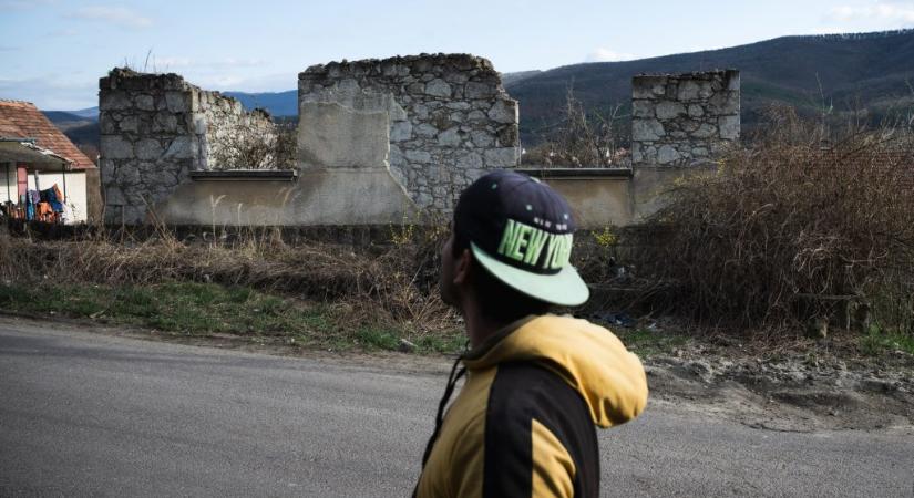 „Az a romos épület az iskola volt” – fényes nappal szedik szét a házakat a drog és bűnözés sújtotta Mátraverebélyben