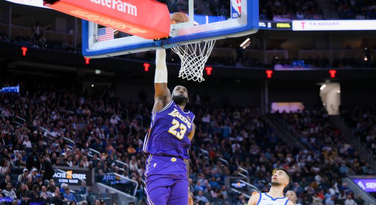 A fiú előkészített, az apa zsákolt, LeBron Jamesék egy mozdulattal történelmet írtak