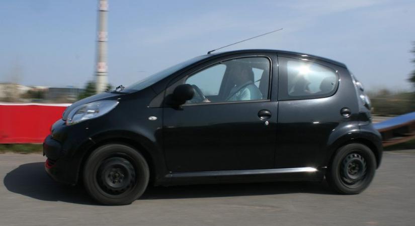 Csípőből elutasították egy fiatal lány jelentkezését, mert túl öreg autóval jár