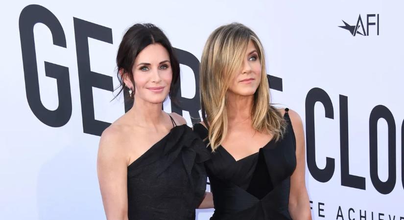 Ilyen erős Jennifer Aniston és Courteney Cox 30 éves barátsága: leghíresebb szerepét köszönheti neki!