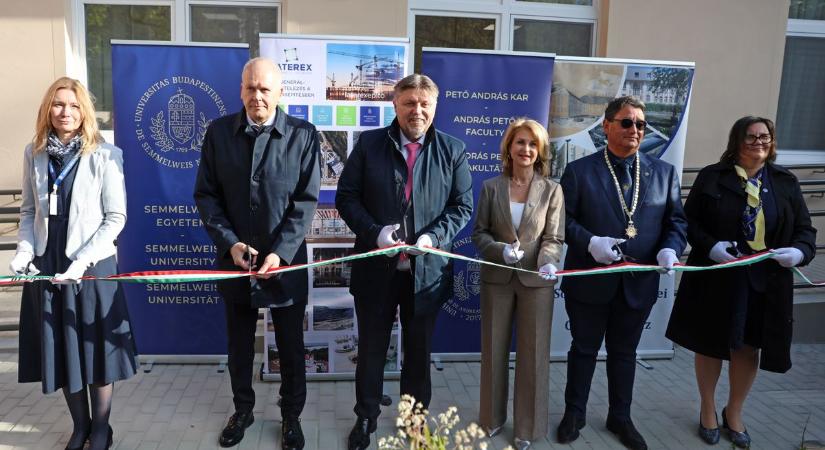 Pető Pontot adtak át Kaposváron a beteg gyerekeknek