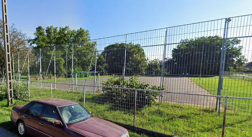 Aszfalt helyett műfű: így újítják meg a focipályát a külső debreceni városrészben