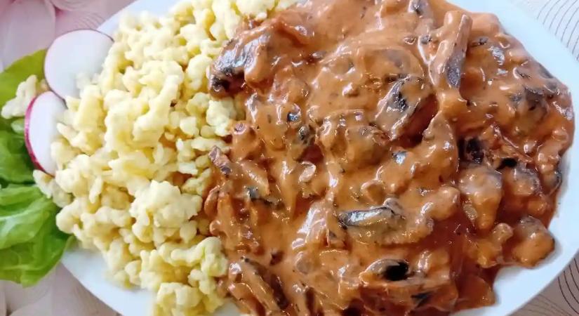 Nokedlivel az igazi: ebből a gombapaprikástól mindenki repetázni fog