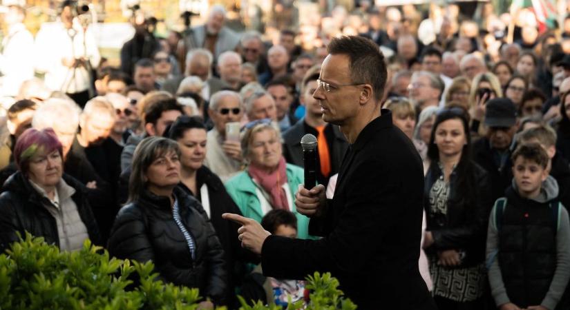 Szijjártó Péter: csak a nemzeti kormány képes kimaradni a háborúból (videó)