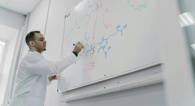 Botrány az iskolában, több diáklánnyal feküdt le a 26 éves kémia tanár