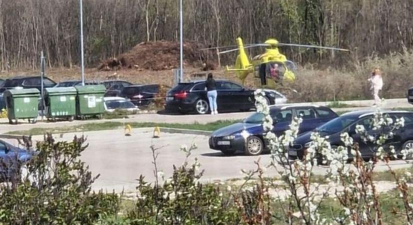 Mentőhelikopter szállt le a veszprémi Jégcsarnoknál