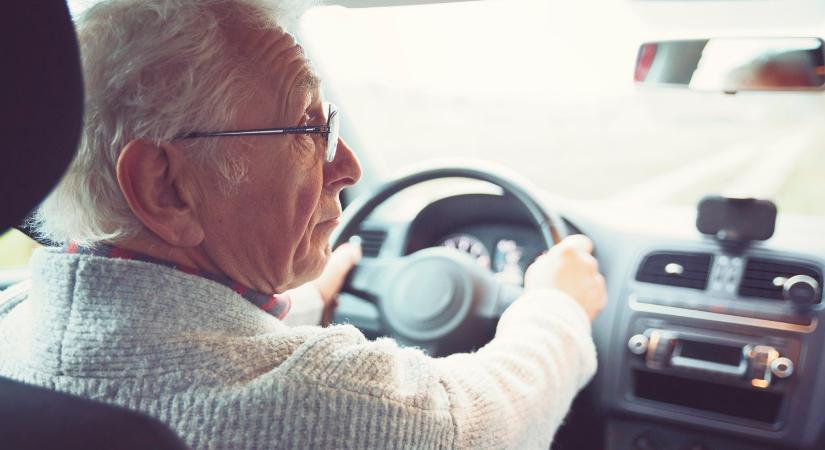 Vánszorgott az autópályán: azonnal bevonták a 85 éves sofőr jogosítványát