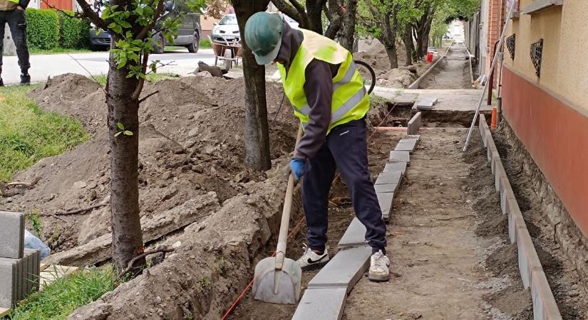 Évekig gondot okoztak a rossz járdák, most több utcában is megindult a felújítás Makón