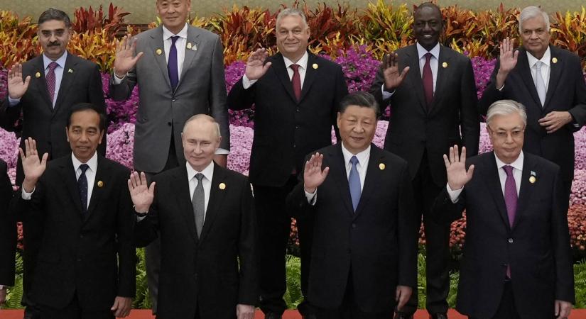 Orbán keresztapaként szerepel a korszak csúcsautokratáit bemutató német kötetben