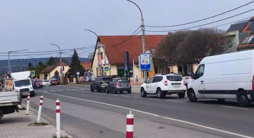 Újabb ütközés Pécsen: zebra előtt történt ráfutásos baleset