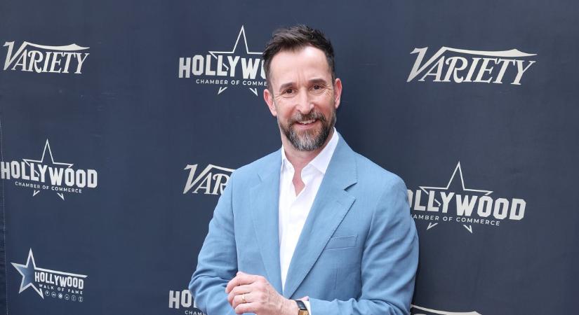 Noah Wyle csillagot kapott a hírességek sétányán – gyerekei is elkísérték a díjátadóra