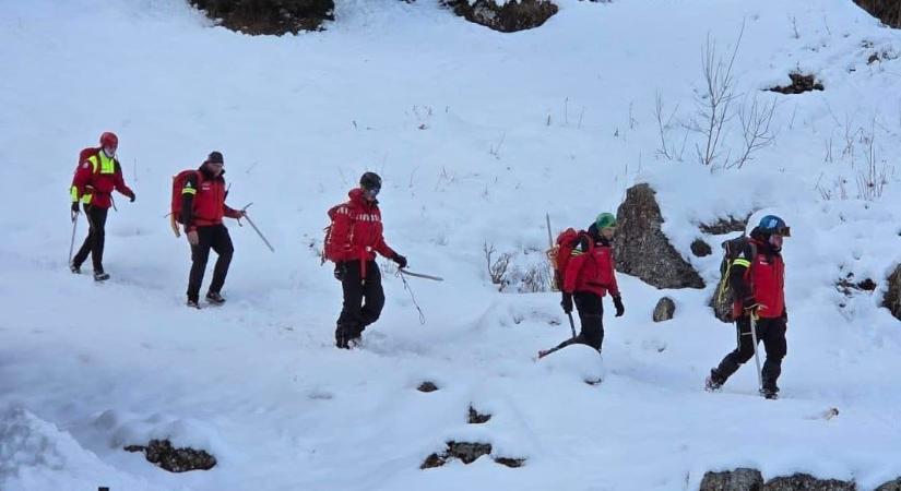 Lavinák ejtettek csapdába egy turistát a Bucsecs-hegységben