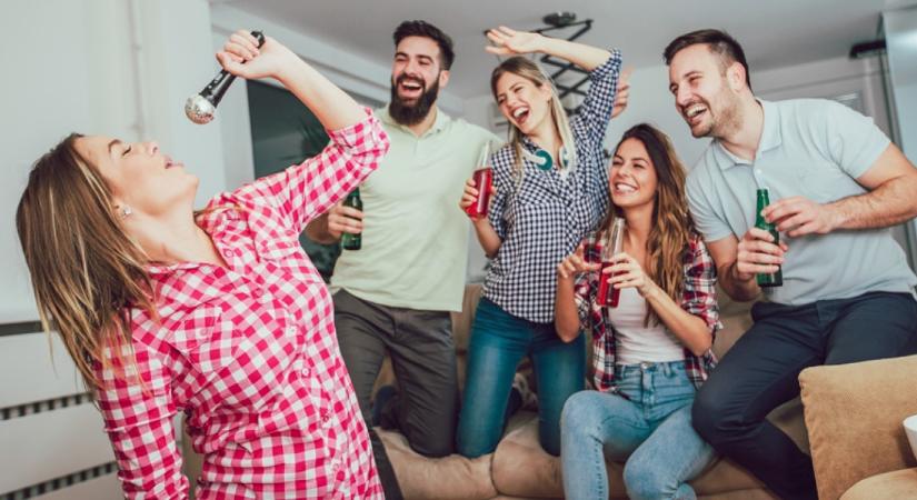 A lány bocsánatot kért a szomszédjától, mert túl hangosan bulizott: teljesen lesokkolta az idős néni váratlan reakciója