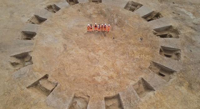 A Loch Ness-i szörnyre hasonlító tárgyat találtak a brit tengerparton