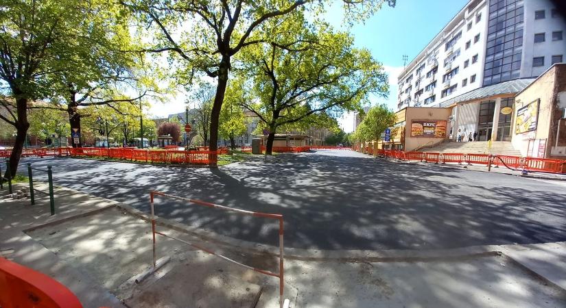 Nem ért véget a felújítás, újabb utcában folytatódnak a munkák Szegeden
