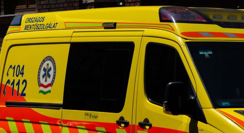 Rolleres gyermek ütközött egy autóval Baján, mentőket és rendőröket riasztottak a helyszínre