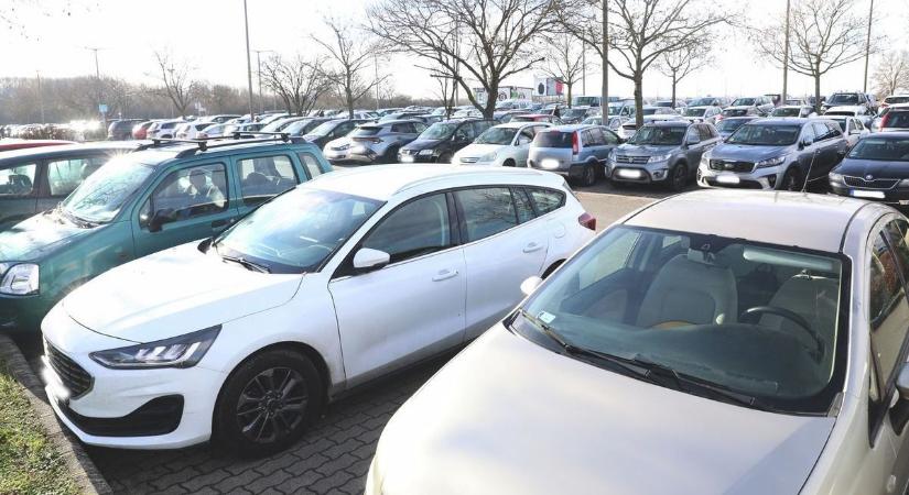 Na, innen állj ki, haver! Szidják a melós VW-st, mint a bokrot ezért a debreceni parkolásért – fotóval