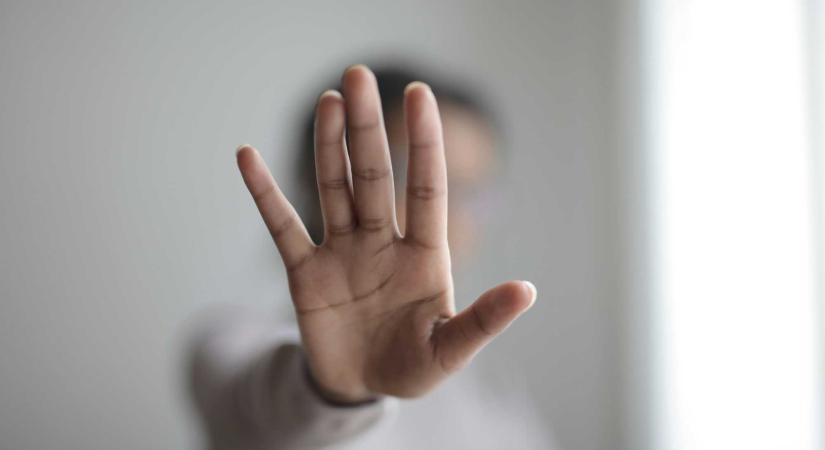 Barátnőjét bántalmazta és zaklatta egy Temes megyei férfi