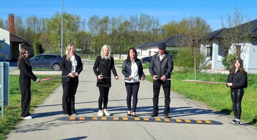 Hadházy: Fekvőrendőrt avattak a versenyképességre kapott támogatásból Szanyban