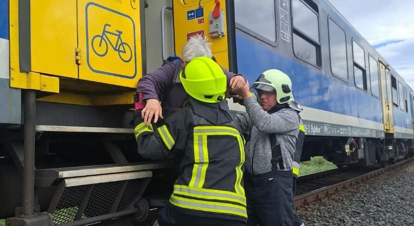 Riasztás: kigyulladt egy mozdony a Balaton parton - fotók