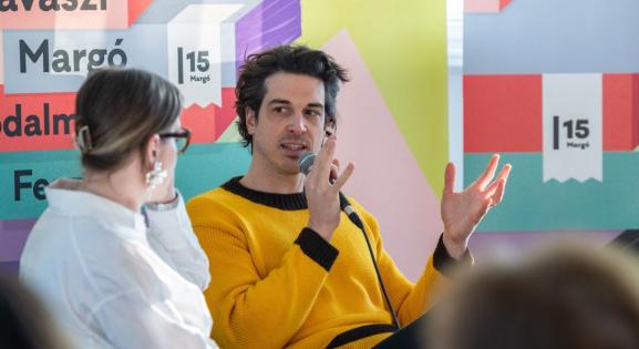 „Mi lenne, ha megölném ezt a nénit?” – bemutatták Fehér Gáspár első regényét