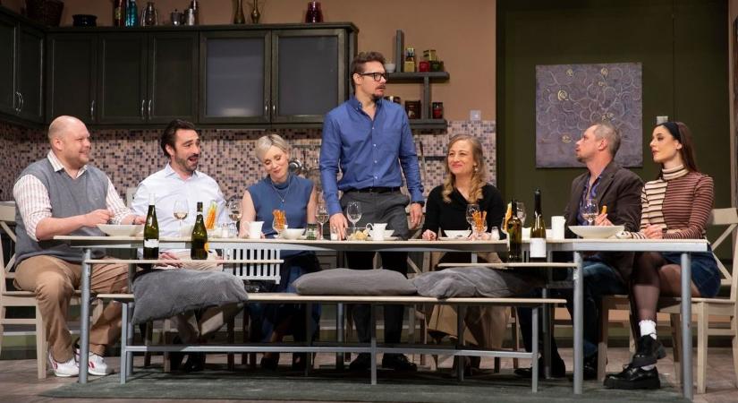 Nevetünk, aztán megfagy a levegő: elgondolkodtató darab debütál Kecskeméten  fotók