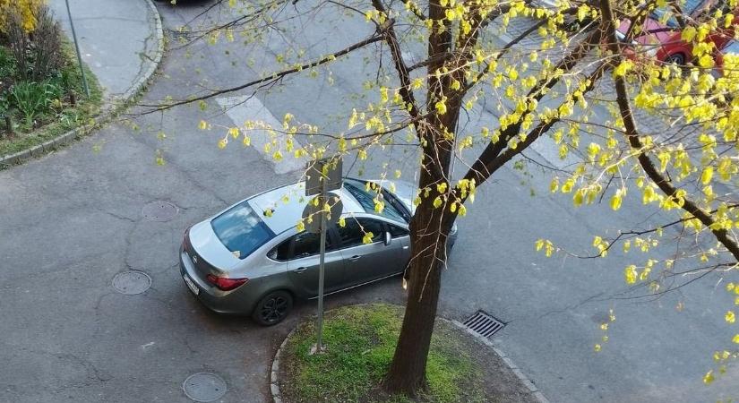 A szemtelen parkolásnak is van határa, egy egész társasház bánta a tettét