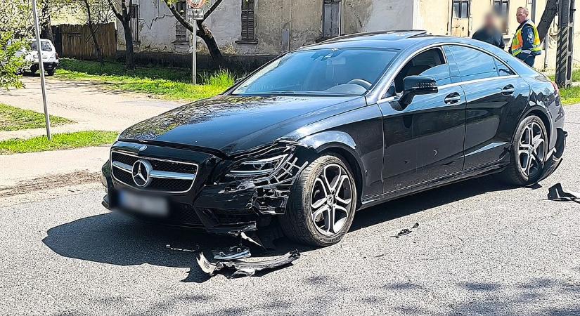 Jelentős anyagi kár: az elsőbbség elmulasztása okozott ütközést Hódmezővásárhelyen (galéria)