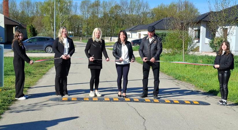 Hadházy: Fekvőrendőrt avattak Szanyban